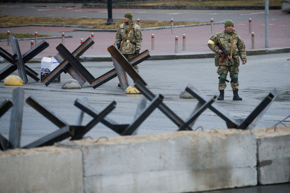Hình 1: Lực lượng Quốc phòng Ukraine tuần tra tại cứ điểm. Nguồn: Reuters